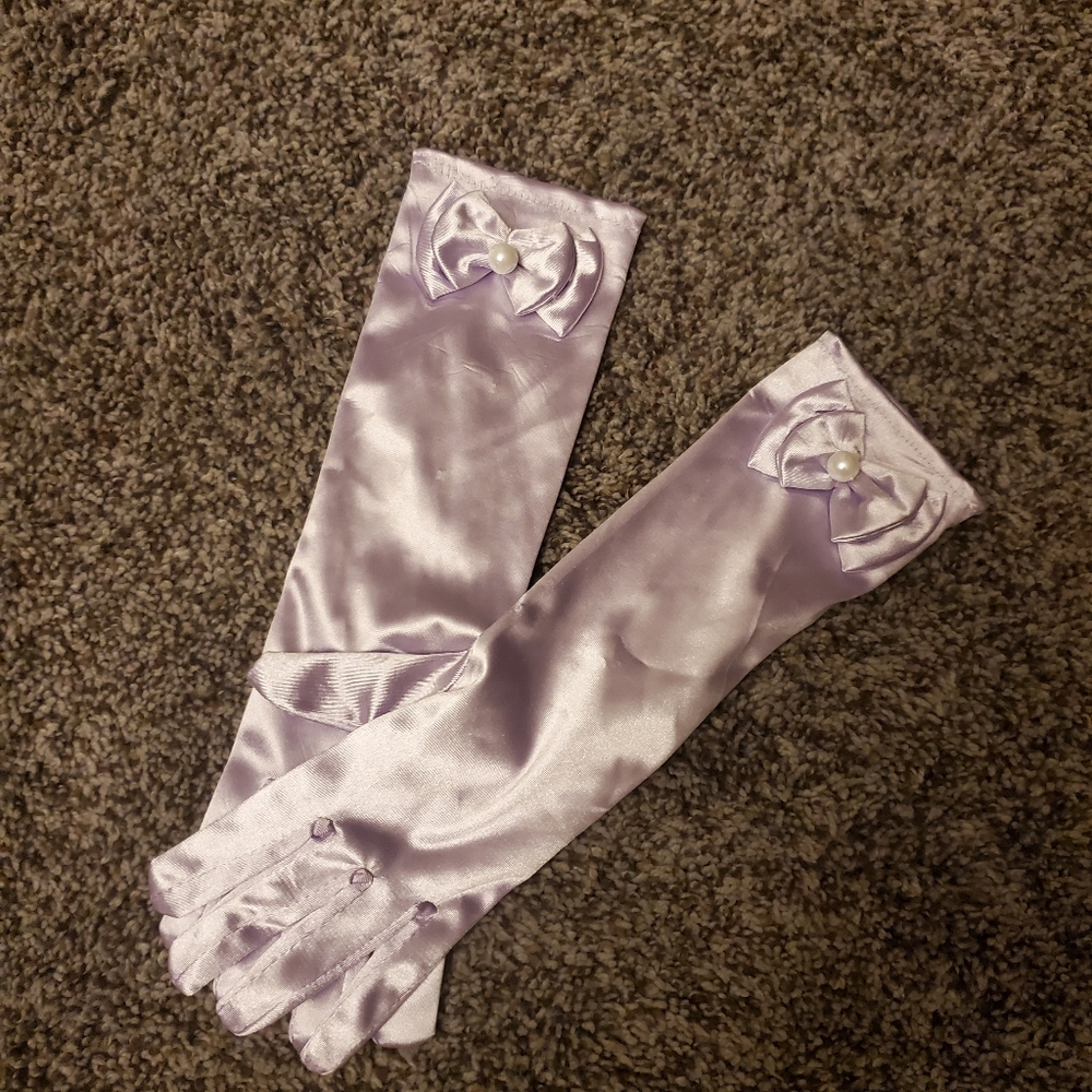 Unused purple princess gloves.